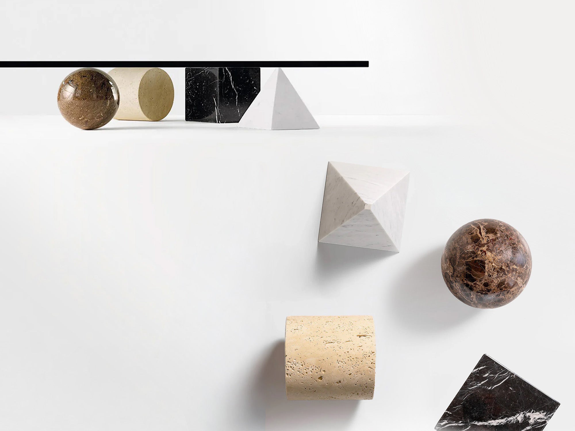 METAFORA Coffee Table(メタフォラ コーヒーテーブル) | 1979年に生まれたデザインアイコン。マッシモ & レッラ・ヴィネッリが手掛けた、文明と歴史を象徴するガラステーブル。