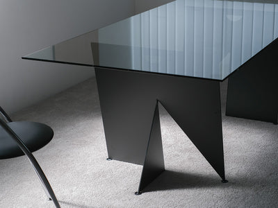 ETRETAT Glass Top Table（エトルタ ガラストップテーブル）　|　日本の切り紙から着想を得た、ポストモダンの輪郭漂う和洋折衷なミニマルデザイン。